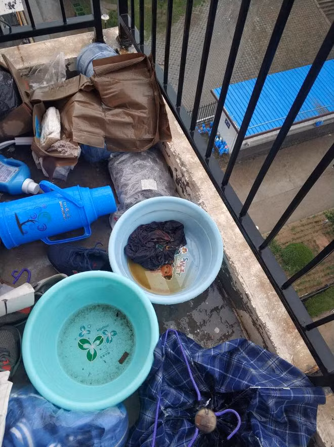 Sau một cơn mưa, chiếc quần trong chậu phải ra thành màu nâu đậm của đất, đủ hiểu chủ nhân đã để chúng ở đây lâu như thế nào rồi.