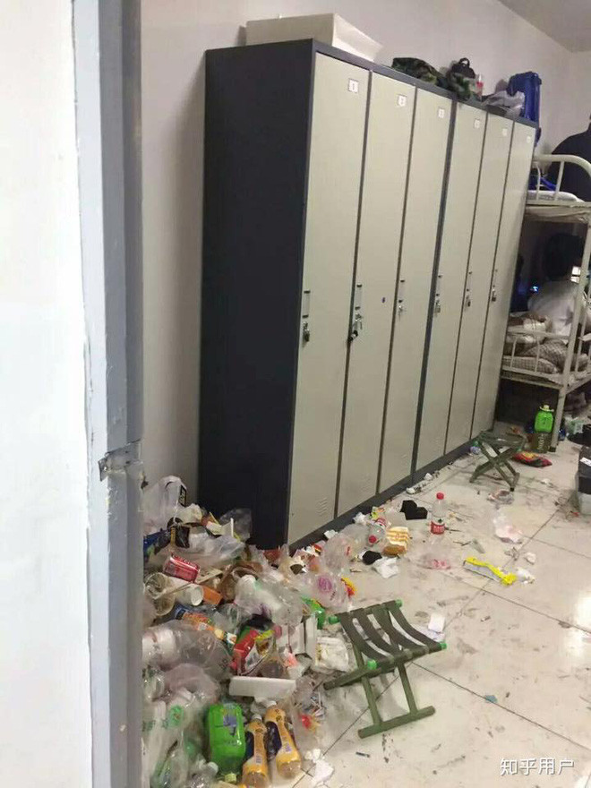 Nếu đây là bãi rác, thì nó quá gọn gàng và chưa bị quá tải, thế nhưng nếu đây là phòng ký túc xá thì quả thật nên xem lại.