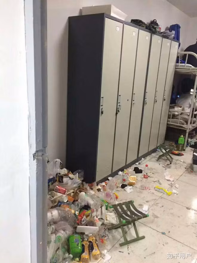 Nếu đây là bãi rác, thì nó quá gọn gàng và chưa bị quá tải, thế nhưng nếu đây là phòng ký túc xá thì quả thật nên xem lại.