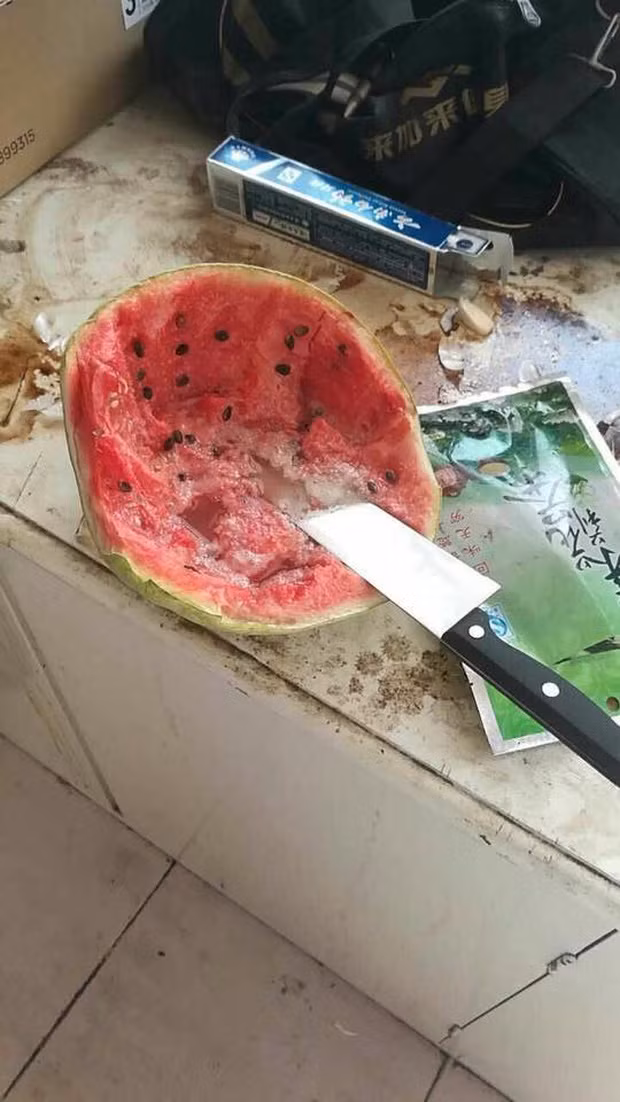 Miếng dưa hấu không biết tồn tại từ bao giờ mà sủi cả bọt lên. Chỉ nhìn hình thôi đã tưởng tượng được ra mùi của chỗ thực phẩm này rồi.