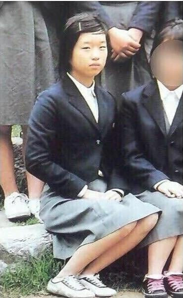 Hình ảnh thời đi học của 9X khác xa với ngoại hình hiện tại. Trước khi đụng dao kéo, Youn Jung có mắt một mí, mũi tẹt và gò má cao. Hot girl chia sẻ mình từng là nạn nhân của nạn bắt nạt học đường bởi ngoại hình kém xinh. Để thoát khỏi những lời châm chọc, 9X quyết định phẫu thuật thẩm mỹ và được gia đình ủng hộ. Với năng khiếu hội họa, cô đã tự nghiên cứu cấu trúc gương mặt và thiết kế diện mạo mình mong muốn để bác sĩ thực hiện.