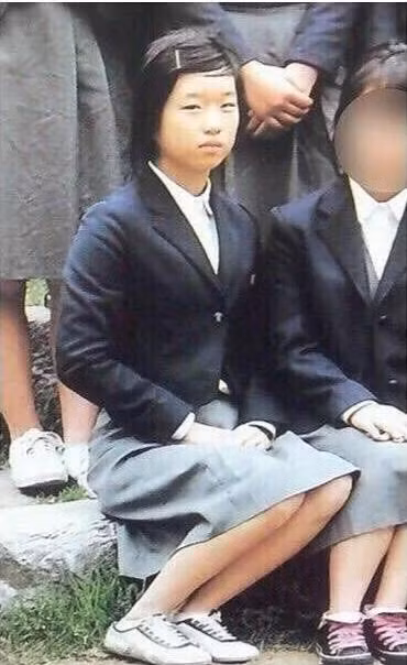 Hình ảnh thời đi học của 9X khác xa với ngoại hình hiện tại. Trước khi đụng dao kéo, Youn Jung có mắt một mí, mũi tẹt và gò má cao. Hot girl chia sẻ mình từng là nạn nhân của nạn bắt nạt học đường bởi ngoại hình kém xinh. Để thoát khỏi những lời châm chọc, 9X quyết định phẫu thuật thẩm mỹ và được gia đình ủng hộ. Với năng khiếu hội họa, cô đã tự nghiên cứu cấu trúc gương mặt và thiết kế diện mạo mình mong muốn để bác sĩ thực hiện.