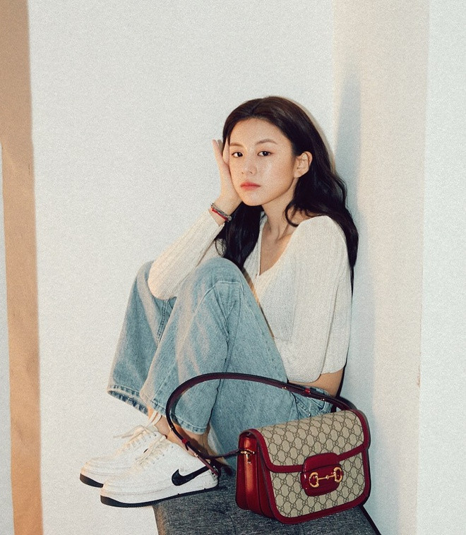 Không chỉ là hot face ở Hàn Quốc, Youn Jung còn có lượng người theo dõi lớn tại nhiều nước châu Á như Trung Quốc, Nhật Bản và cả Việt Nam. Dân mạng kỳ vọng cô sẽ trở thành ngôi sao lớn trong tương lai.