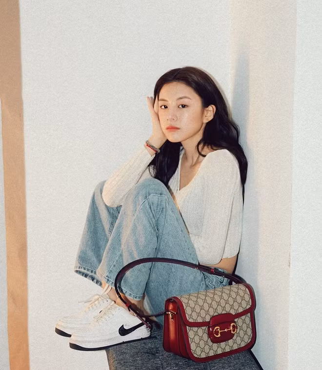 Không chỉ là hot face ở Hàn Quốc, Youn Jung còn có lượng người theo dõi lớn tại nhiều nước châu Á như Trung Quốc, Nhật Bản và cả Việt Nam. Dân mạng kỳ vọng cô sẽ trở thành ngôi sao lớn trong tương lai.