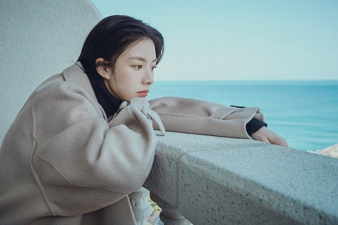 Đầu năm 2019, hot girl Hàn Quốc ấn tượng khi góp mặt trong "He is psychometric", bộ phim do Park Jin Young (GOT7) thủ vai chính. Dù chỉ đóng vai phụ, nữ diễn viên trẻ chứng minh khả năng diễn xuất và được nhiều người khen ngợi.