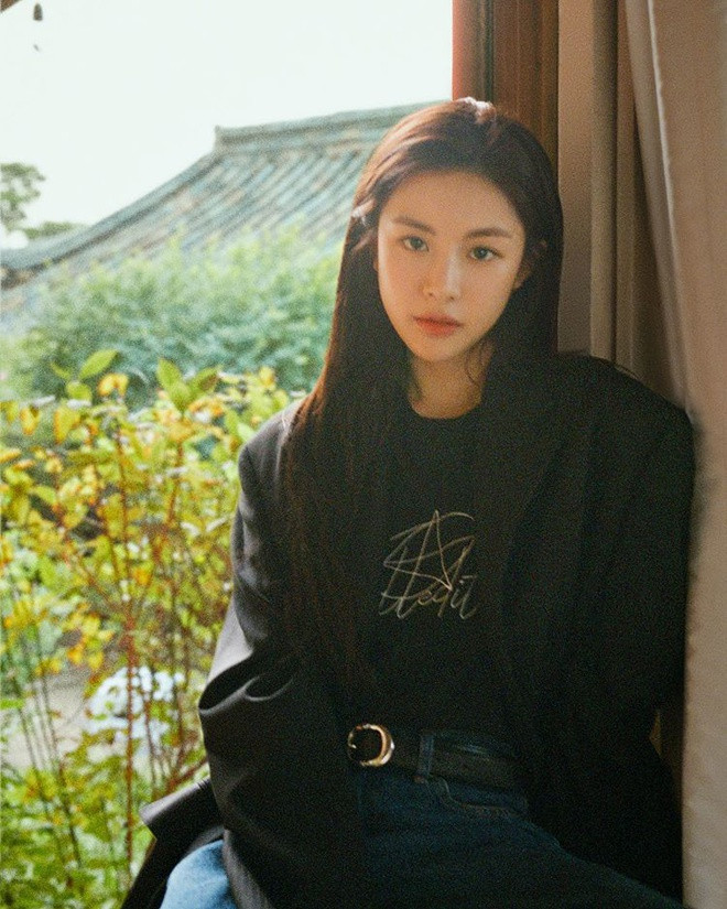 Năm 2018, cô bất ngờ nổi tiếng sau loạt ảnh chụp cho một tạp chí thời trang tại Hàn Quốc. Thu hút nhờ khí chất đặc biệt, Youn Jung từ một hot girl ít tiếng tăm nhanh chóng trở thành nàng mẫu được săn đón. Nhiều người ca ngợi hot girl 23 tuổi là "nữ thần thế hệ mới" trong làng lookbook xứ Hàn. Trang cá nhân của cô thu hút hơn 700.000 người theo dõi trong thời gian ngắn.