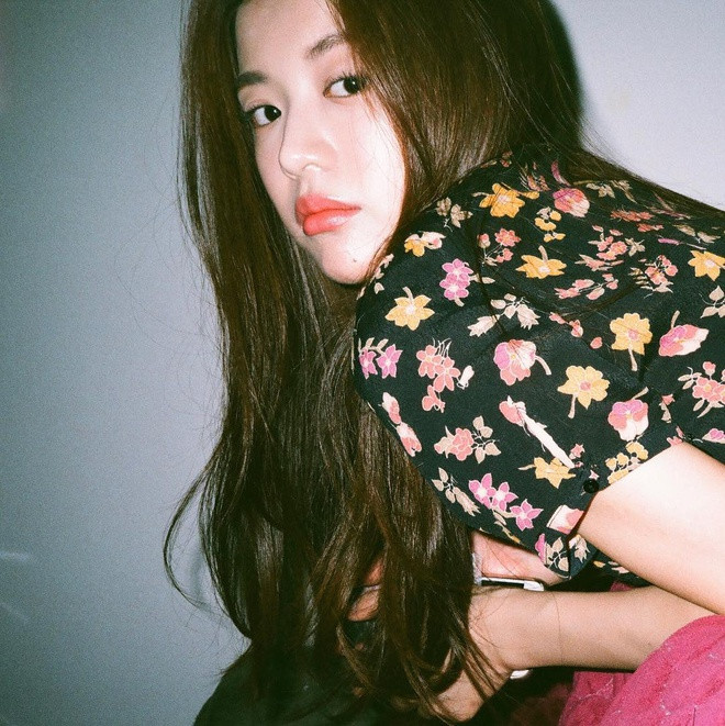 Nhan sắc tựa nữ thần của cô nàng 9X được nhiều người so sánh với "mợ chảnh" Jeon Ji Hyun - nữ diễn viên chính trong phim "Vì sao đưa anh tới". Không chỉ có nhan sắc, tài năng mới là điều giúp Youn Jung chinh phục công chúng. Cô không ngừng nỗ lực thể hiện bản thân để không bị coi là "bình hoa di động".