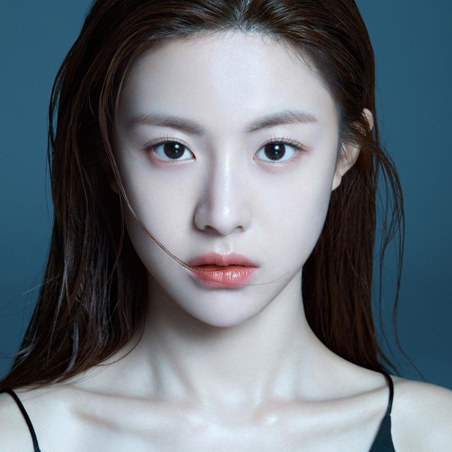 Go Youn Jung (sinh năm 1996) là hot girl đình đám Hàn Quốc đồng thời là nghệ sĩ trực thuộc công ty MAA Entertainment. Với nhan sắc nổi bật, thần thái kiêu sa, người đẹp 24 tuổi được xếp vào danh sách những idol được xem là biểu tượng thanh lịch của phụ nữ xứ Hàn. Youn Jung cũng là một trong số ít người đẹp thẳng thắn thừa nhận việc phẫu thuật thẩm mỹ.