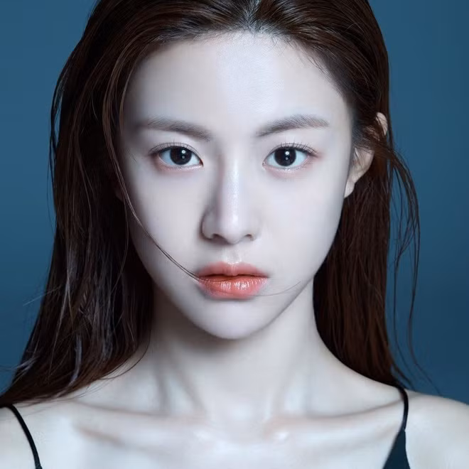 Go Youn Jung (sinh năm 1996) là hot girl đình đám Hàn Quốc đồng thời là nghệ sĩ trực thuộc công ty MAA Entertainment. Với nhan sắc nổi bật, thần thái kiêu sa, người đẹp 24 tuổi được xếp vào danh sách những idol được xem là biểu tượng thanh lịch của phụ nữ xứ Hàn. Youn Jung cũng là một trong số ít người đẹp thẳng thắn thừa nhận việc phẫu thuật thẩm mỹ.