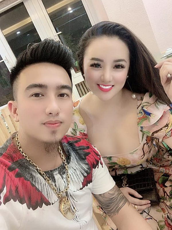 Nhiều người đoán rằng, để có được dung nhan như hiện tại, Giang Cao đã nhờ đến các phương pháp thẩm mỹ, đôi khi trông mặt cô nàng trông cứng đơ không biết là do dao kéo hay là chụp ảnh chỉnh sửa quá đà.