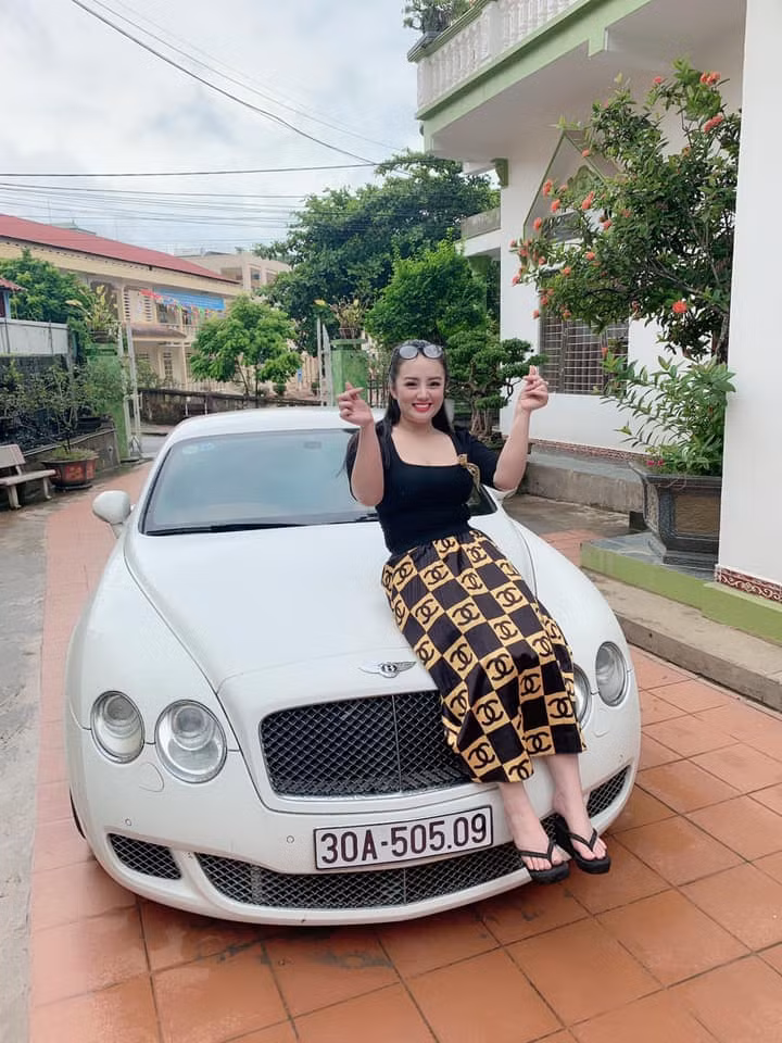 Giang Cao là một hot girl có tiếng trên mạng xã hội với hơn 200.000 lượt người theo dõi. Cô thường xuyên đăng tải hình ảnh xinh đẹp, khoe ngực khủng trên trang cá nhân.