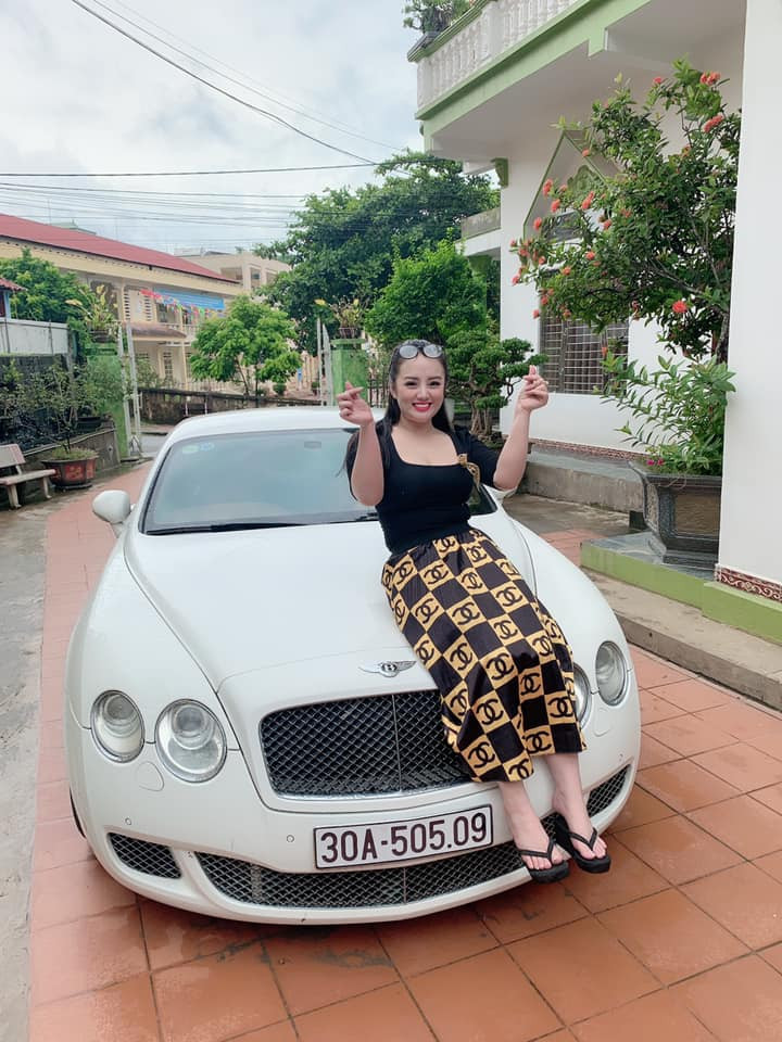 Giang Cao là một hot girl có tiếng trên mạng xã hội với hơn 200.000 lượt người theo dõi. Cô thường xuyên đăng tải hình ảnh xinh đẹp, khoe ngực khủng trên trang cá nhân.