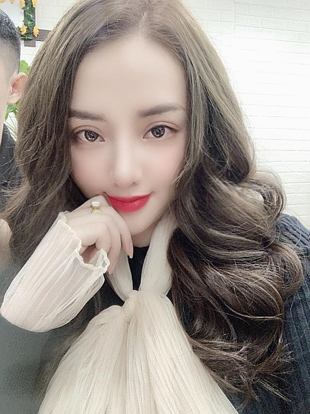 Không chỉ có body quyến rũ, cô giáo Giang Cao còn sở hữu nhan sắc vạn người mê với đôi mắt to tròn, môi trái tim và nước da trắng.