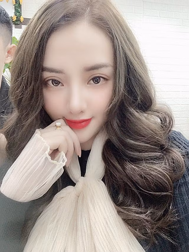 Không chỉ có body quyến rũ, cô giáo Giang Cao còn sở hữu nhan sắc vạn người mê với đôi mắt to tròn, môi trái tim và nước da trắng.