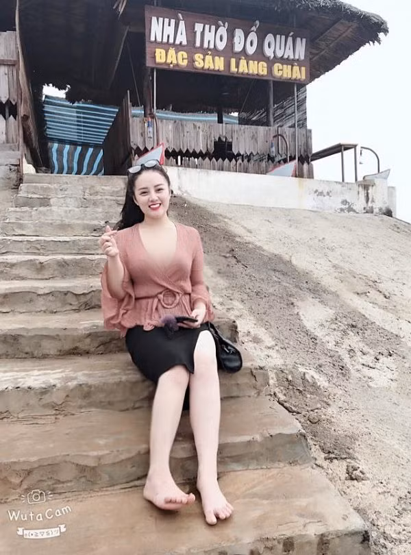 Bên cạnh đó, cô giáo mầm non này cũng nổi lên nhờ quan hệ tình cảm với nam ca sĩ Khánh Phương cùng một loạt scandal tai tiếng như lộ clip nhạy cảm với bạn trai, bị đánh ghen,...