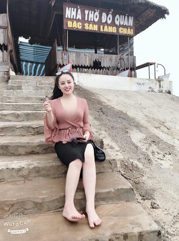 Bên cạnh đó, cô giáo mầm non này cũng nổi lên nhờ quan hệ tình cảm với nam ca sĩ Khánh Phương cùng một loạt scandal tai tiếng như lộ clip nhạy cảm với bạn trai, bị đánh ghen,...