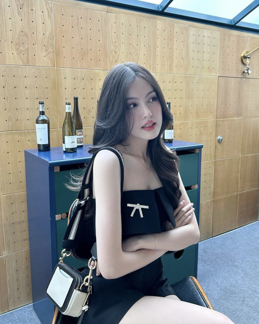 Ngoài đời, Tăng Mỹ Hàn là tiểu thư nhà giàu chính hiệu. Nữ sinh SN 2003 từng là theo học tại một trường quốc tế nổi tiếng ở TPHCM với mức học phí lên tới 600 triệu đồng/năm.