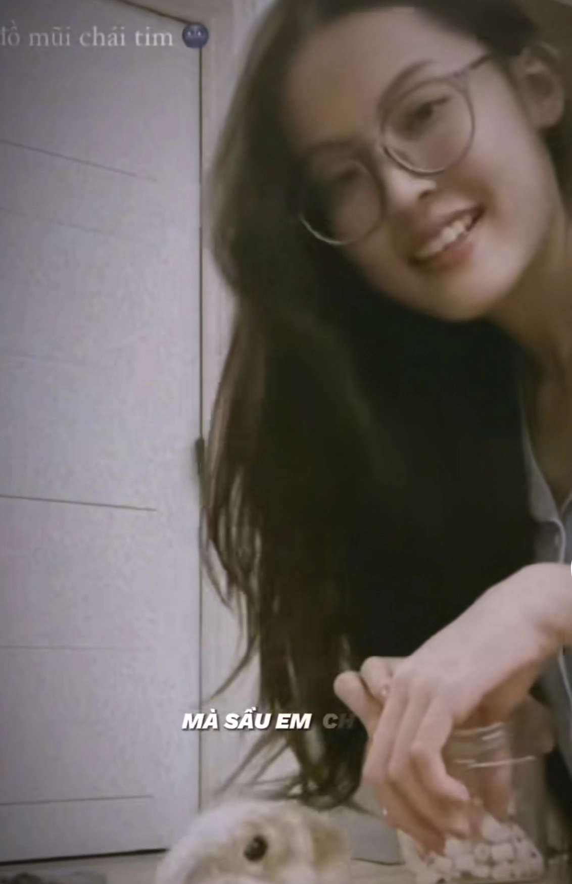 Cô nàng mang chiếc kính tròn càng tôn lên nét đẹp tự nhiên, xinh xắn.