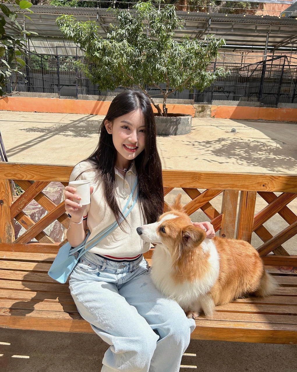 Ảnh đời thường của cô nàng toát lên vẻ xinh xắn, tràn đầy năng lượng.