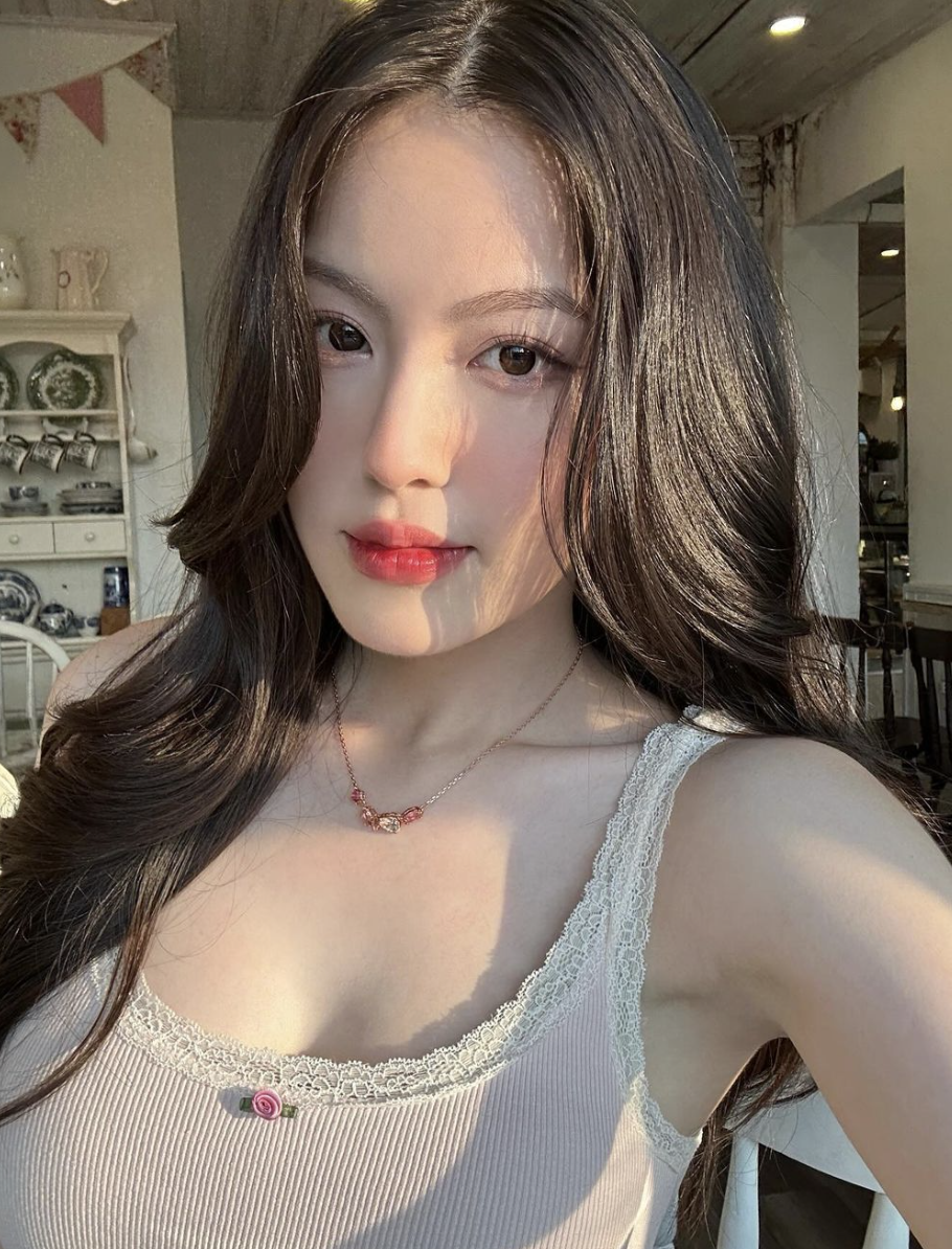 "Bạn gái" HIEUTHUHAI có biệt danh Kim, SN 2003, TPHCM) là hot girl thu hút hơn 228.000 lượt theo dõi trên mạng xã hội. Với vẻ ngoài xinh đẹp, ngọt ngào, nữ sinh nhanh chóng "lọt vào mắt xanh" của một số nhãn hàng mỹ phẩm.