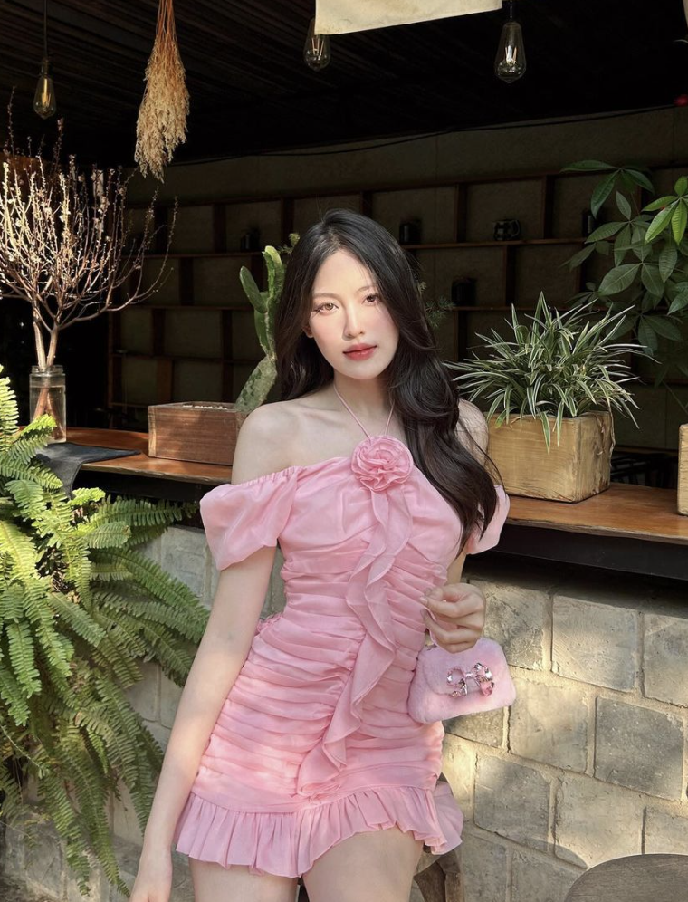 Mỹ Hàn lựa chọn theo đuổi phong cách thời trang nữ tính, sang chảnh.