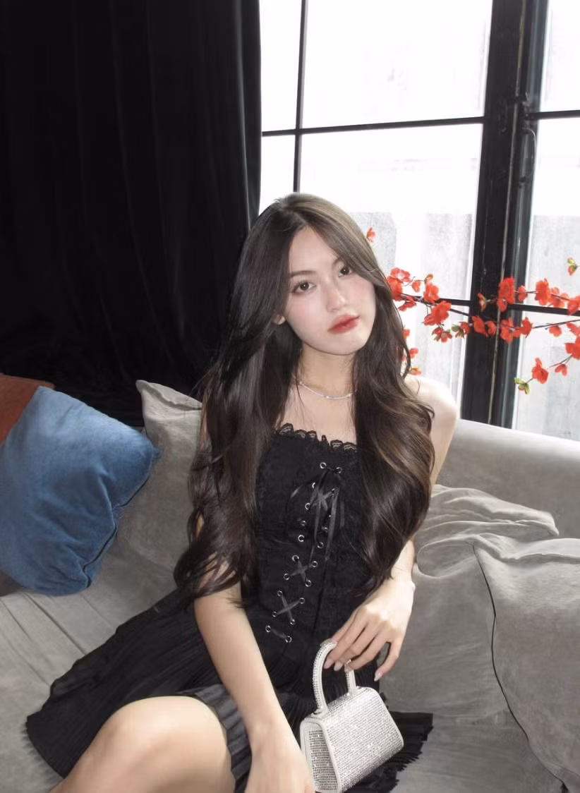 Hot girl SN 2003 sở hữu cuộc sống sang chảnh, thường xuyên có những chuyến đi du lịch nước ngoài và nghỉ dưỡng tại các khu nghỉ dưỡng đắt đỏ.