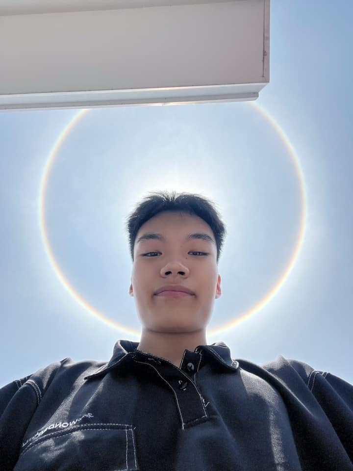 Quầng hào quang là những vòng ánh sáng bao quanh Mặt Trời hoặc Mặt Trăng. Chúng thường xuất hiện khi có một lớp mây ti mỏng xuất hiện trên bầu trời. Sự kết hợp giữa hóa học, vật lý và hình học là nguyên nhân chính tạo ra quầng mặt trời. Bầu khí quyển pha trộn nhiều loại khí, bao gồm khí oxy, nitơ và hơi nước.