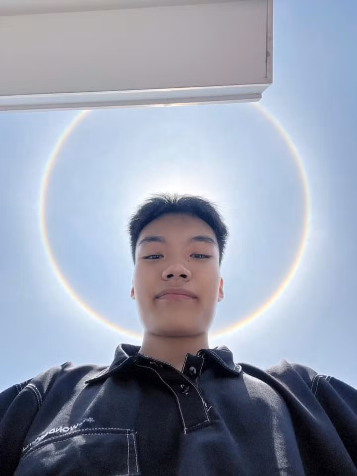 Quầng hào quang là những vòng ánh sáng bao quanh Mặt Trời hoặc Mặt Trăng. Chúng thường xuất hiện khi có một lớp mây ti mỏng xuất hiện trên bầu trời. Sự kết hợp giữa hóa học, vật lý và hình học là nguyên nhân chính tạo ra quầng mặt trời. Bầu khí quyển pha trộn nhiều loại khí, bao gồm khí oxy, nitơ và hơi nước.