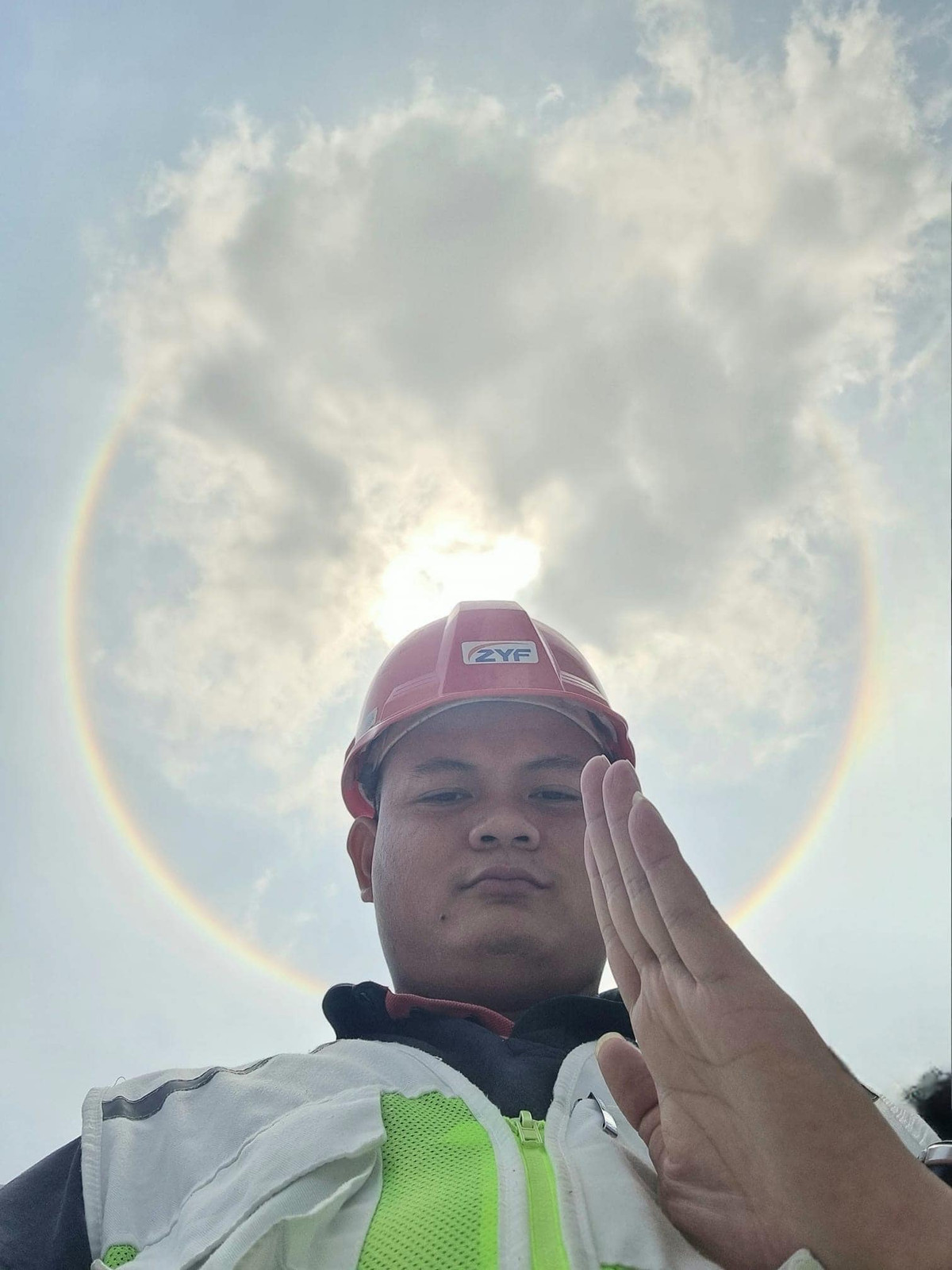 Không phải lúc nào cũng bắt gặp được vầng hào quang này nên nhiều người đã tranh thủ check-in.