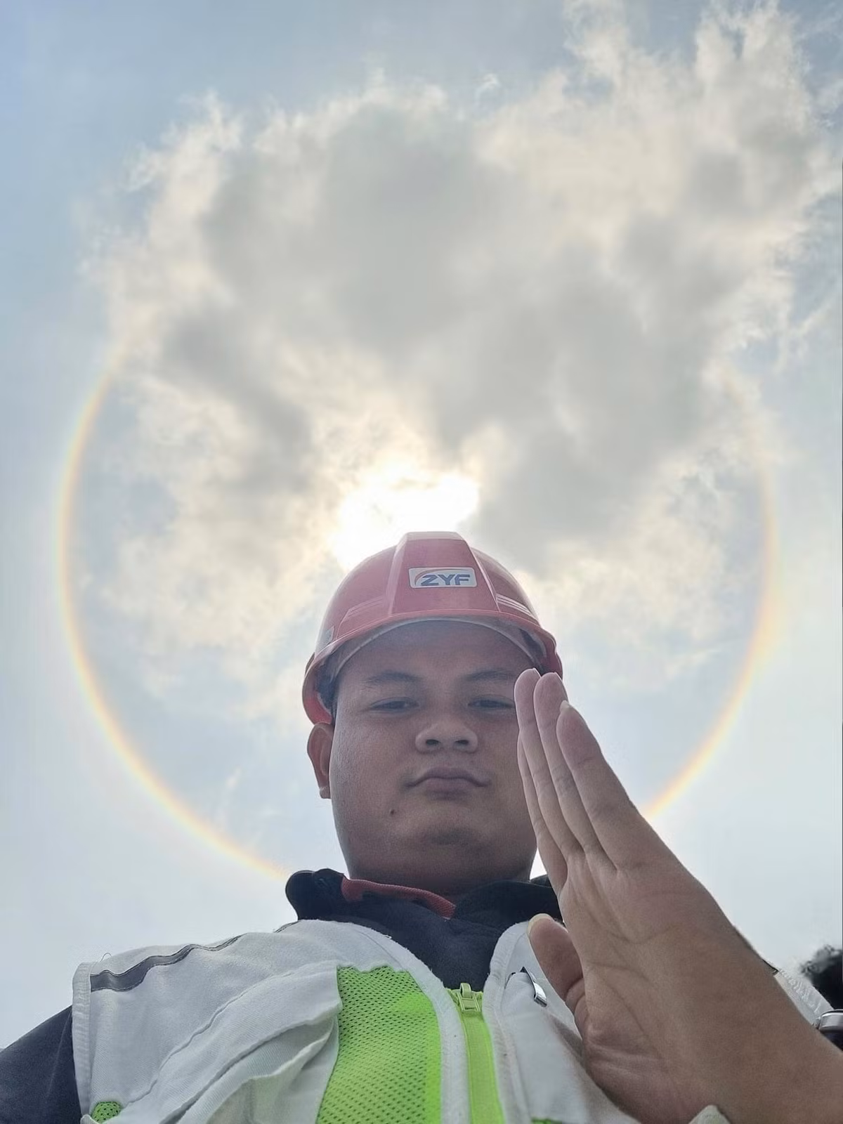 Không phải lúc nào cũng bắt gặp được vầng hào quang này nên nhiều người đã tranh thủ check-in.