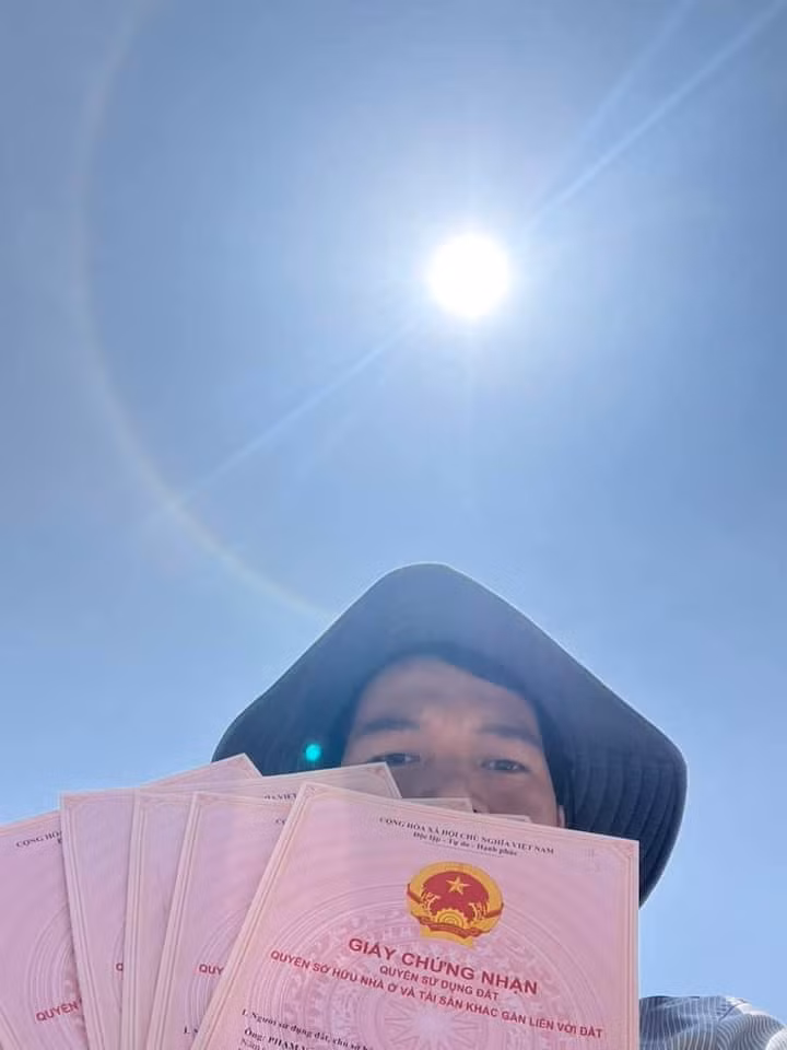 Ở độ cao đủ lớn, hơi nước cô đặc và sau đó đông cứng thành tinh thể băng. Khi ánh sáng Mặt Trời chiếu xuyên qua tinh thể băng, dạng hình học của tinh thể sẽ làm cho ánh sáng bị khúc xạ, tương tự hiện tượng xảy ra khi ánh sáng chiếu qua một lăng kính.