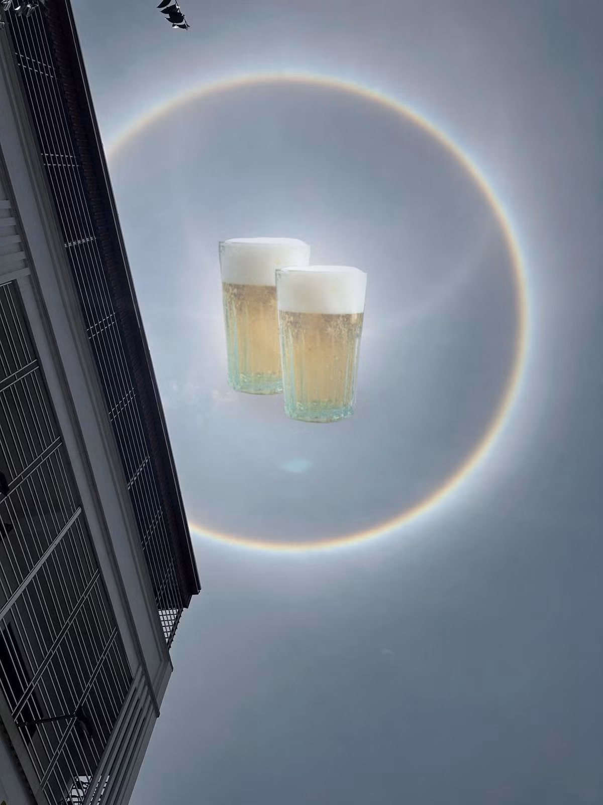 Ở giữa vầng hào quang, một tài khoản mạng xã hội đã ghép hình 2 cốc bia hơi mát lạnh khiến ai nấy không khỏi bật cười.