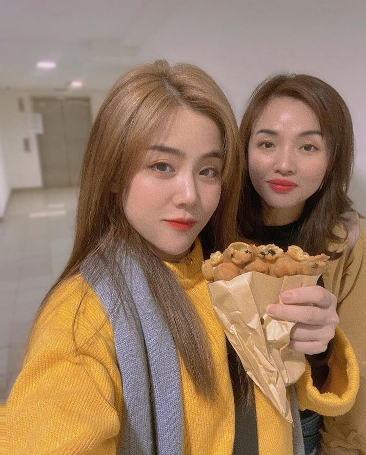 Không sắc sảo như cô em, chị gái Thoại Linh toát lên vẻ đẹp dịu dàng hết sức ấn tượng.