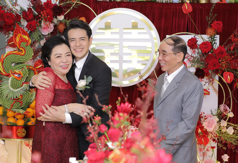 Nếu mẹ ruột Ông Cao Thắng thường hay xuất hiện trong các khoảnh khắc đời thường của các con thì bố của nam ca sĩ lại kín tiếng hơn hẳn. Tuy xuất hiện hiếm hoi nhưng vị đại gia này cũng khiến nhiều người xôn xao bàn luận vì ngoại hình giản dị, phúc hậu dù ông nắm trong tay khối tài sản "khủng".