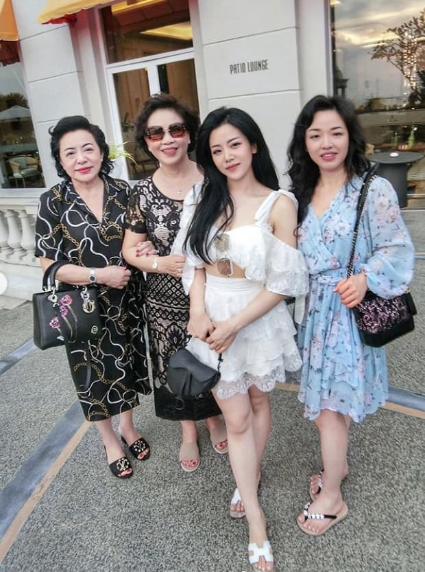 Có thể nói, ngoại hình xuất sắc "hiếm có khó tìm" của cả gia đình Ông Cao Thắng nhận được sự quan tâm rất lớn từ cư dân mạng. Họ không chỉ gây xôn xao với ngoại hình phúc hậu ấn tượng mà lối sống nề nếp của một gia đình giàu có, nổi tiếng trong giới thương nhân Việt cũng khiến nhiều người không khỏi ngưỡng mộ.