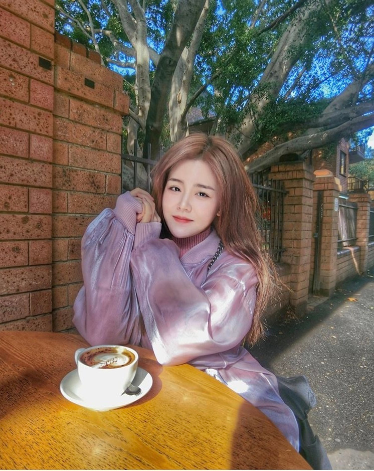 Nếu Ông Cao Thắng luôn khiến nhiều người xuýt xoa khen ngợi với ngoại hình cực phẩm đúng chuẩn nam thần thì cô em gái Ông Thoại Liên cũng chẳng hề thua kém anh trai. Cô nàng rich kid này sở hữu nhan sắc xinh xắn như mỹ nhân với đường nét gương mặt vô cùng hoàn hảo. Tuy không bước chân vào showbiz nhưng cô công chúa út gia đình Ông Cao Thắng luôn nhận được quan tâm với cuộc sống nhung lụa cùng hàng loạt hình ảnh nhan sắc đáng ngưỡng mộ.