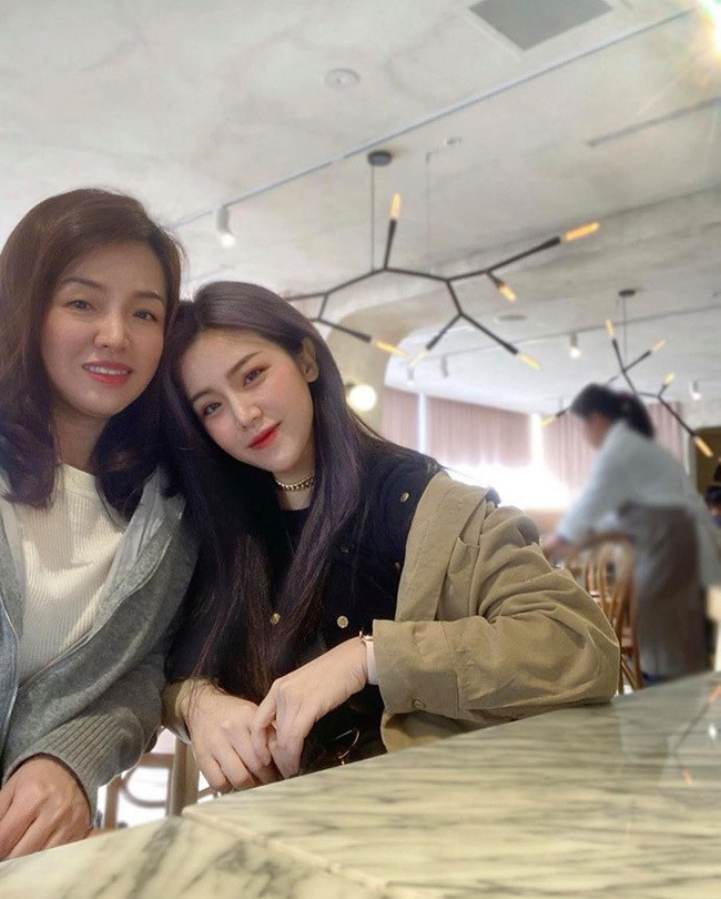 Không chỉ có em gái, cô chị ruột của Ông Cao Thắng vừa mới lộ diện cũng gây xôn xao cộng đồng mạng với nhan sắc mặn mà, đằm thắm. Trong loạt ảnh được Thoại Liên chia sẻ, cộng đồng mạng không khỏi bàn tán trước nhan sắc có nhiều điểm tương đồng về những đường nét gương mặt của cả hai chị em. Được biết, người chị gái này của Ông Cao Thắng tên Thoại Linh và cũng giống như Thoại Liên, cô cũng lựa chọn cuộc sống kín tiếng. Theo thông tin được chia sẻ, cô đã kết hôn và đang sống định cư tại Úc.