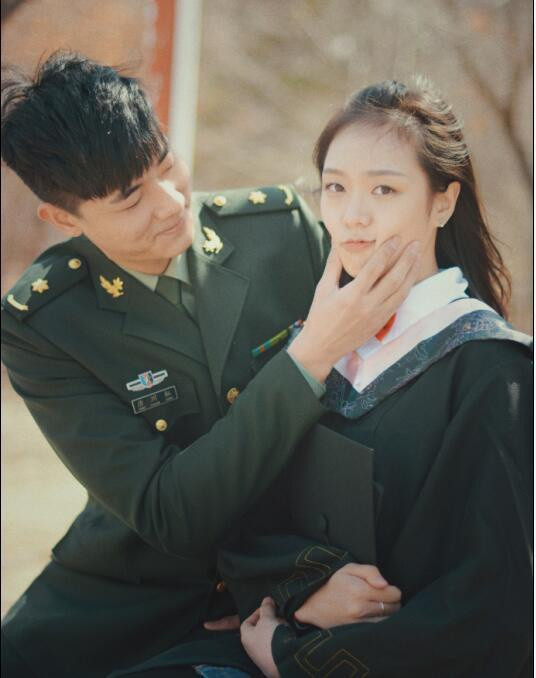 Tại trang cá nhân, Phiền Hướng - Đường Xuyên luôn bày tỏ tình cảm, sự quan tâm cho nhau. Trong ngày chụp kỷ yếu tốt nghiệp ĐH của bạn gái, nam VĐV diện bộ quân phục để đến chúc mừng và ghi lại những khoảnh khắc đáng nhớ.