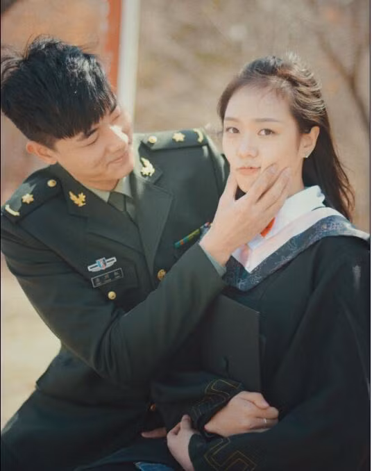 Tại trang cá nhân, Phiền Hướng - Đường Xuyên luôn bày tỏ tình cảm, sự quan tâm cho nhau. Trong ngày chụp kỷ yếu tốt nghiệp ĐH của bạn gái, nam VĐV diện bộ quân phục để đến chúc mừng và ghi lại những khoảnh khắc đáng nhớ.