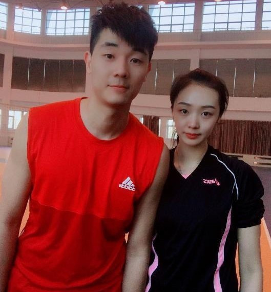 Không chỉ được quan tâm bởi tài năng và ngoại hình, cựu hoa khôi bóng chuyền Trung Quốc còn nổi tiếng bởi chuyện tình đẹp với VĐV bóng chuyền chuyên nghiệp Đường Xuyên. Là gương mặt nổi bật trong làng thể thao, tay đập 25 tuổi gây ấn tượng với chiều cao 2,01 m. Đôi trẻ đã yêu nhau nhiều năm, có sự gắn bó và thấu hiểu sâu sắc.