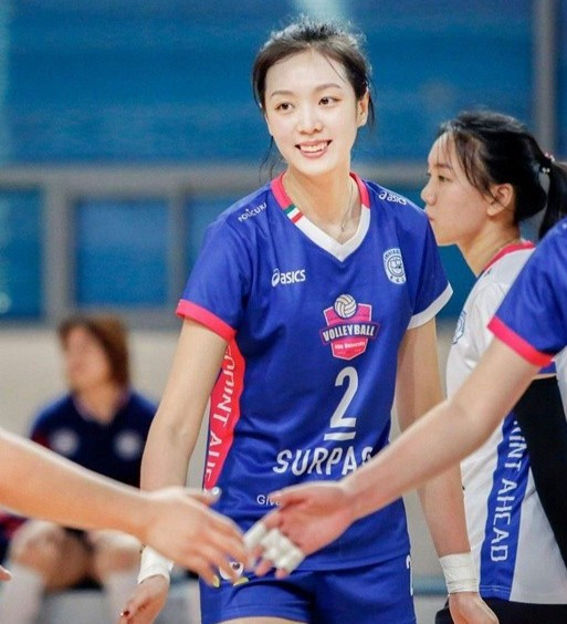 Sở hữu chiều cao 1,88 m cùng gương mặt xinh đẹp, khả ái, Phiền Hướng được nhiều người mệnh danh "hoa khôi bóng chuyền". Nhan sắc của cô được nhận xét không kém cạnh người đẹp nổi danh trong làng bóng chuyền Trung Quốc là Huệ Nhược Kỳ. Từ năm 17 tuổi, Phiền Hướng liên tục được người hâm mộ và truyền thông nhắc tới với nhiều lời khen ngợi.