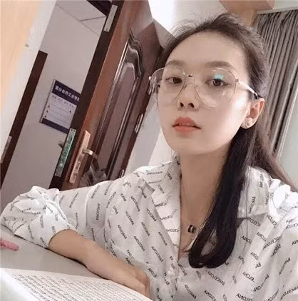 Phiền Hướng theo học tại ĐH Cát Lâm. Dù vẫn tham gia thi đấu trong một số giải cho đội bóng trong trường, 9X vẫn ưu tiên hơn cho việc học tập. Cô cũng không thể vận động quá nhiều bởi chấn thương trước đó. Năm 2018, 9X khoe tấm bằng tốt nghiệp đại học và tiết lộ sẽ tiếp tục học lên thạc sĩ.