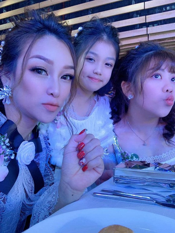 Trong đám cưới của Joyce Phạm, Phương Thuý và hai con gái xinh đẹp tới tham dự nhưng có vẻ không mấy mặn mà, quan tâm đến chồng cũ.