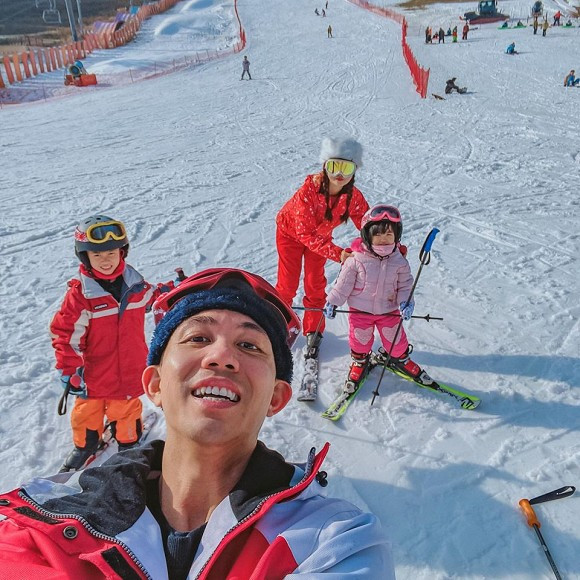 Sau khi ly hôn với vợ cả Phương Thuý khi đã có với nhau 3 "tiểu thư", Minh Nhựa tái hôn với Mina Phạm và có 2 đứa con 1 trai, 1 gái. Cả gia đình thường xuyên đăng tải ảnh đi du lịch bên nhau tình cảm, trong khi đại gia hiếm khi chia sẻ ảnh các con có cùng vợ cũ.