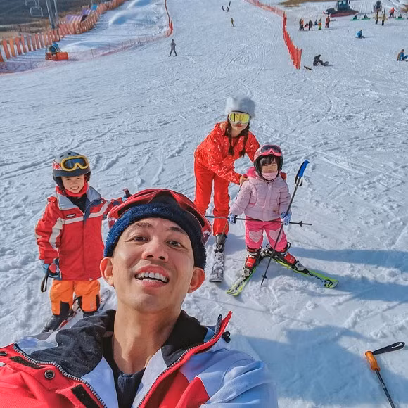 Sau khi ly hôn với vợ cả Phương Thuý khi đã có với nhau 3 "tiểu thư", Minh Nhựa tái hôn với Mina Phạm và có 2 đứa con 1 trai, 1 gái. Cả gia đình thường xuyên đăng tải ảnh đi du lịch bên nhau tình cảm, trong khi đại gia hiếm khi chia sẻ ảnh các con có cùng vợ cũ.