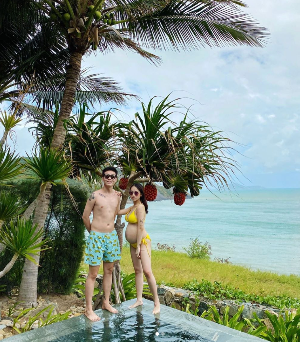 Trước đó có thông tin, mối quan hệ giữa Mina và Joyce Phạm không mấy tốt đẹp khi cô nàng không có mặt dự đám cưới con riêng của chồng. Chính Rich Kid cũng từng khó chịu khi được hỏi về dì Mina: "Người sau này của bố mình quê hay như thế nào là chuyện của họ. Các bạn muốn chê, muốn nhận xét hay gì thì các bạn tự liên lạc người mà các bạn muốn nói. Mình xin phép không liên quan tới, vì dù gì đó cũng là quyết định của bố mình, chứ không phải của mình".