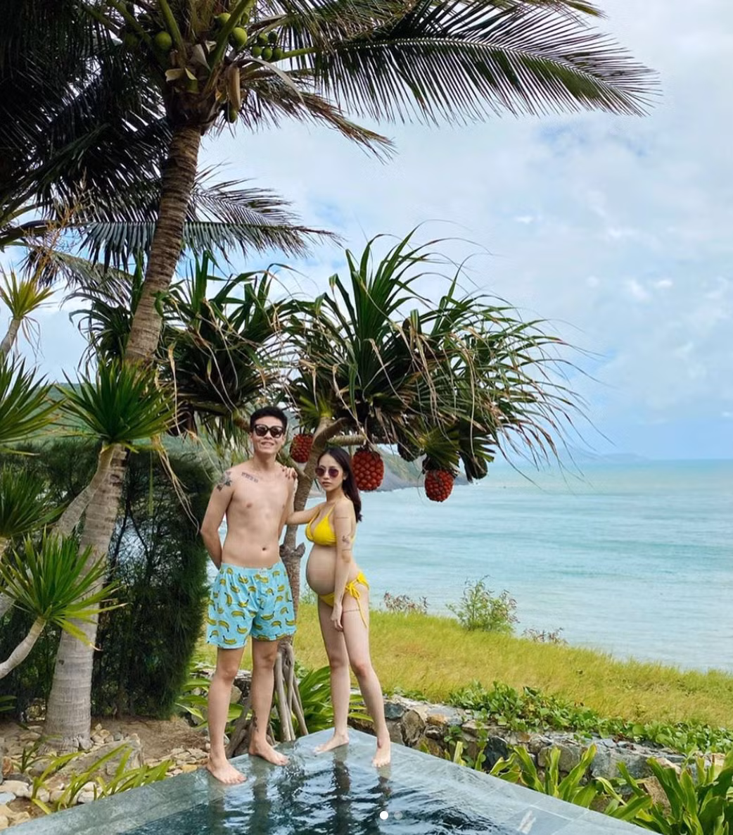 Trước đó có thông tin, mối quan hệ giữa Mina và Joyce Phạm không mấy tốt đẹp khi cô nàng không có mặt dự đám cưới con riêng của chồng. Chính Rich Kid cũng từng khó chịu khi được hỏi về dì Mina: "Người sau này của bố mình quê hay như thế nào là chuyện của họ. Các bạn muốn chê, muốn nhận xét hay gì thì các bạn tự liên lạc người mà các bạn muốn nói. Mình xin phép không liên quan tới, vì dù gì đó cũng là quyết định của bố mình, chứ không phải của mình".