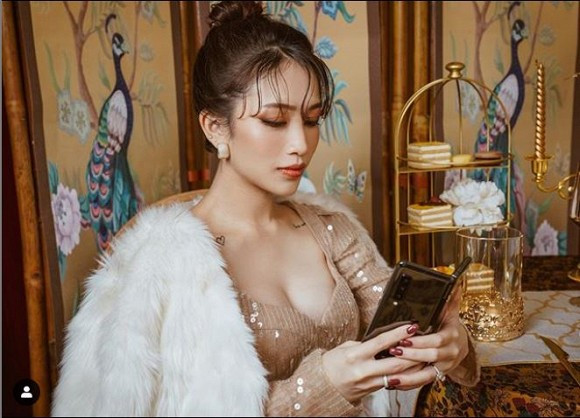 Tổ chức đám cưới vào tháng 9/2019, đến nay, con gái Minh Nhựa đã vác bụng bầu vượt mặt. Thế nhưng bất chấp việc sắp vỡ chum, nhan sắc của Joyce Phạm vẫn khiến nhiều người trầm trồ vì ngày càng xinh đẹp, mặn mà, xứng danh "đại tiểu thư" nhà đại gia.