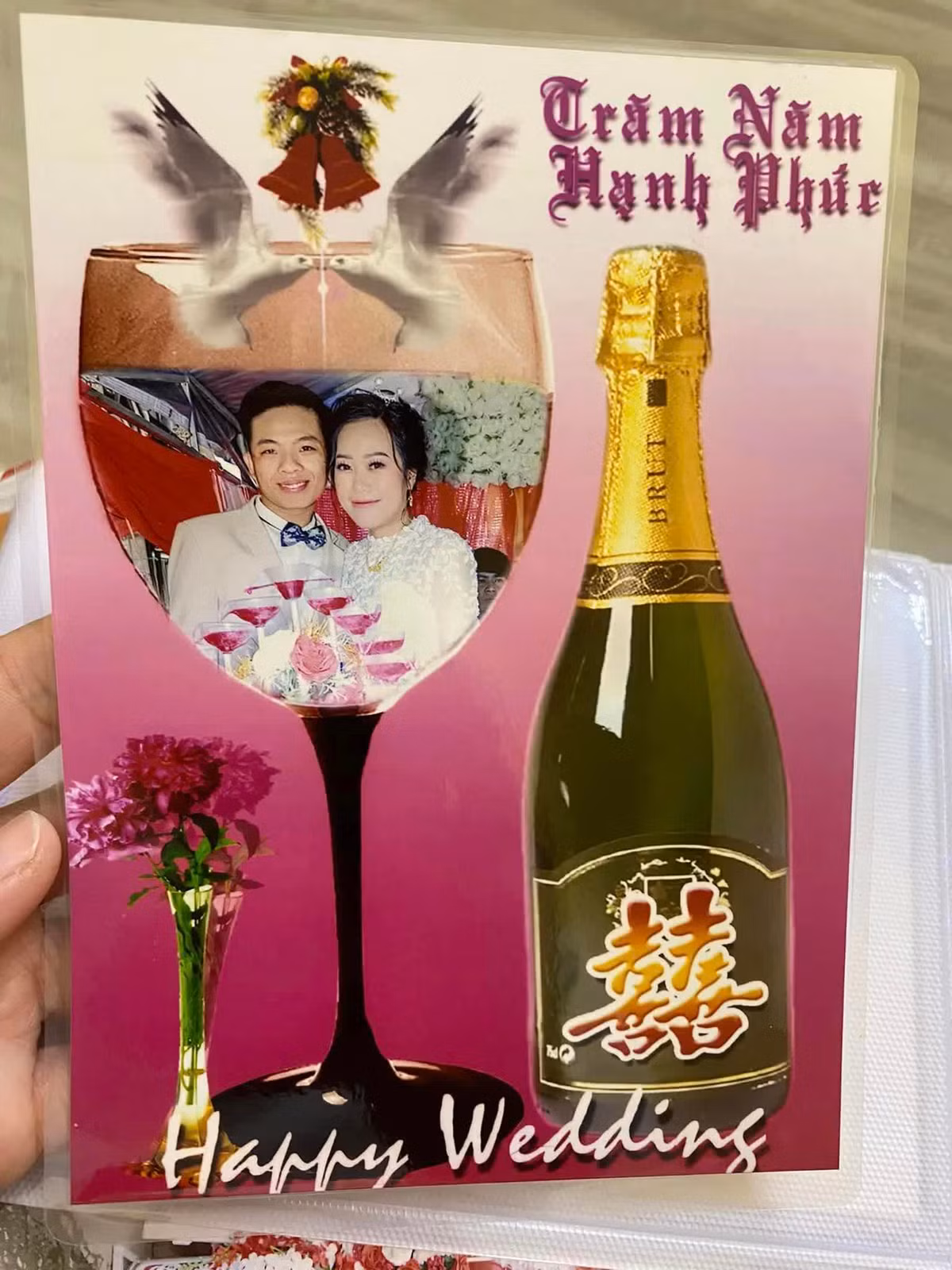 Ghép luôn chai rượu vào cho sang chảnh...