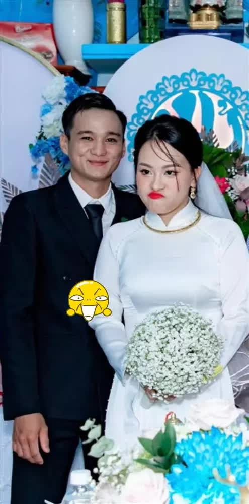 Trái với khuôn mặt rạng rỡ của chú rể, cô dâu lại có những khoảnh khắc với biểu cảm vô cùng khó đỡ, mỗi một bức ảnh đều là một biểu cảm pha trò của cô.